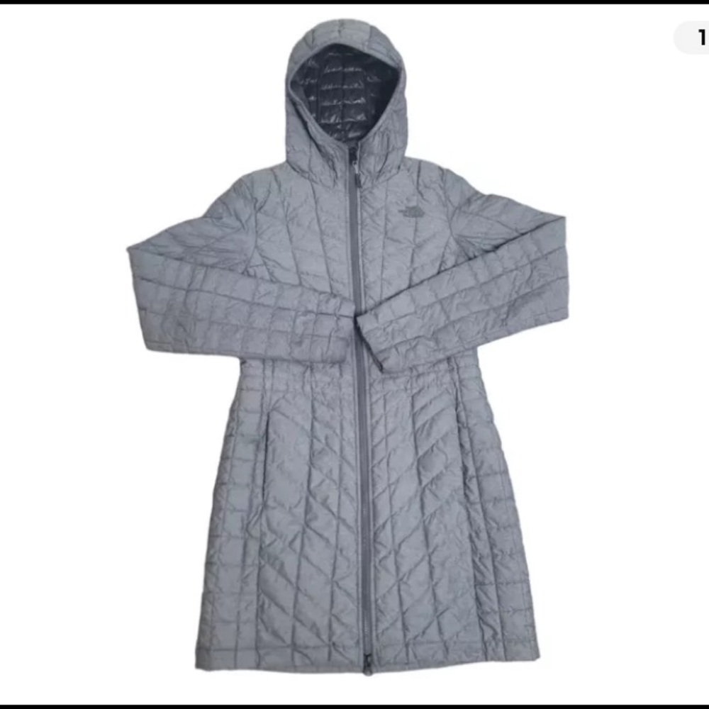 The North Face Gray Puffer Jacket with Hood and Quilted Design
